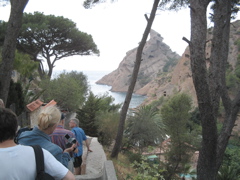 scientists walking down to the Calanque des Figuerolles